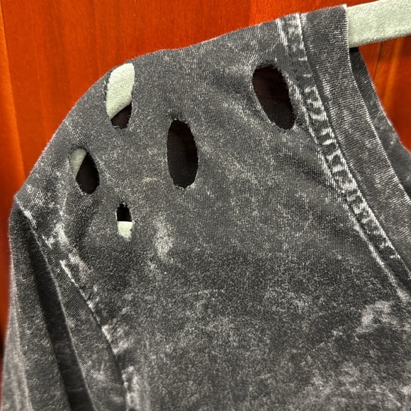 Short-sleeved T-shirt with Graphic Design - Picture 4 of 4